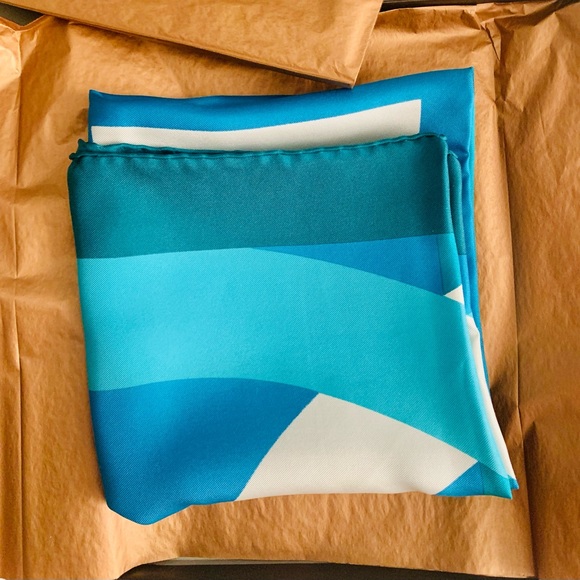 GUCCI - VINTAGE SILK CARRÉ• NEW WITH TAGS - Picture 6 of 9